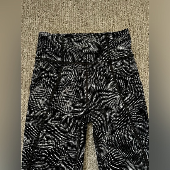 Lululemon Time To Sweat Crop 23" Velocity Mesh Island Mist Black Size 2 - Picture 9 of 10